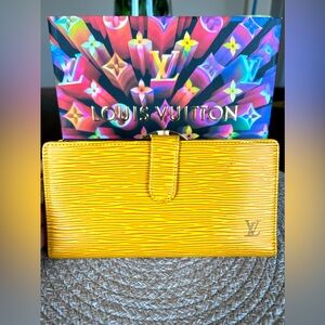 Louis Vuitton epi kisslock wallet